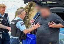 Man Throws Pāua Back into Ocean During Standoff: Police Called man-throws-pua-back-into-ocean-during-standoff-police-called