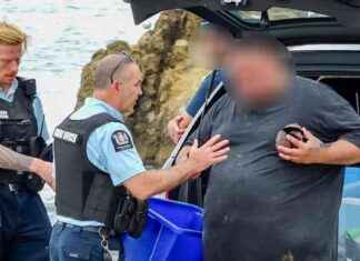 Man Throws Pāua Back into Ocean During Standoff: Police Called man-throws-pua-back-into-ocean-during-standoff-police-called