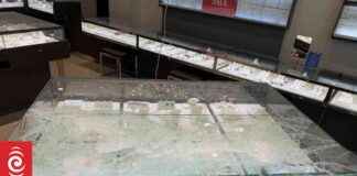 Three arrested in St Lukes jewellery store smash and grab incident three-arrested-in-st-lukes-jewellery-store-smash-and-grab-incident