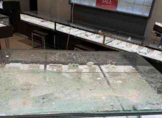 Three arrested in St Lukes jewellery store smash and grab incident three-arrested-in-st-lukes-jewellery-store-smash-and-grab-incident