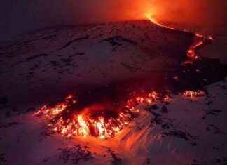 Erupting Volcano in Italy Attracts Tourists, Hinders Rescue Efforts erupting-volcano-in-taly-attracts-tourists-hinders-rescue-efforts