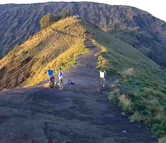 Australian Tourists Fined and Banned from Indonesian National Park australian-tourists-fined-and-banned-from-ndonesian-national-park