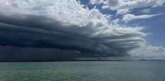 Cyclone Alfred U-turns towards south-east Queensland coast cyclone-alfred-u-turns-towards-south-east-queensland-coast