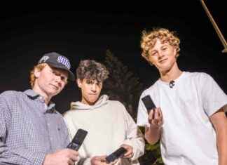 Disconnecting from Social Media: Why Teens are Embracing Brick Phones disconnecting-from-social-media-why-teens-are-embracing-brick-phones