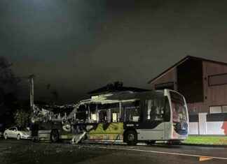 Fire Destroys Bus in Epsom Auckland Suburb fire-destroys-bus-in-epsom-auckland-suburb