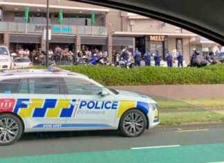 Gang Members Clash with Police Outside Auckland Bar gang-members-clash-with-police-outside-auckland-bar
